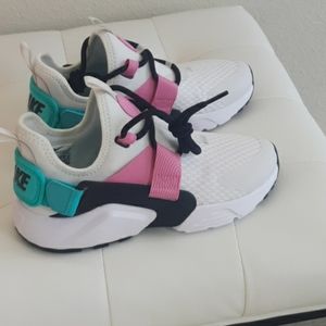Brand new womens Nike Huarache shoes!!